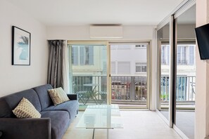 Living area - Upstays Sea View 22m² Studio Carré d'Or (Cannes)