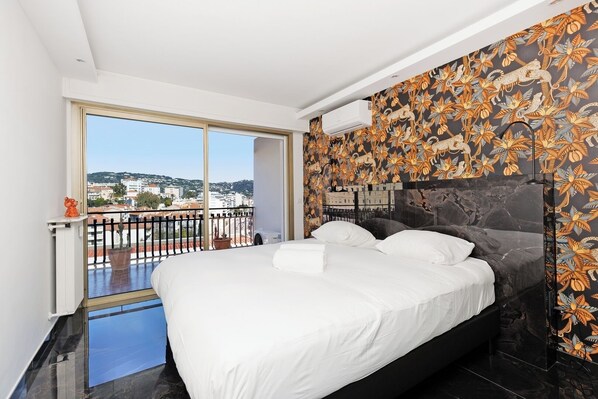 Iron/ironing board, Internet, bed sheets