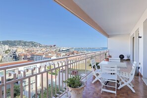 Outdoor dining - Upstays Modern sea view terrace AC (Cannes)