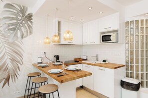 Fridge, microwave, stovetop, coffee/tea maker - Upstays Elegant 1BR Gray d'Albion 2min from Palais (Cannes)