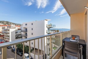 Outdoor dining - Upstays  Sea View 25m² Studio Moure Rouge (Cannes)