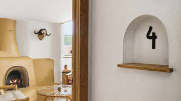 Un interior moderno con chimenea, cabeza de animal montada y estante número 4.