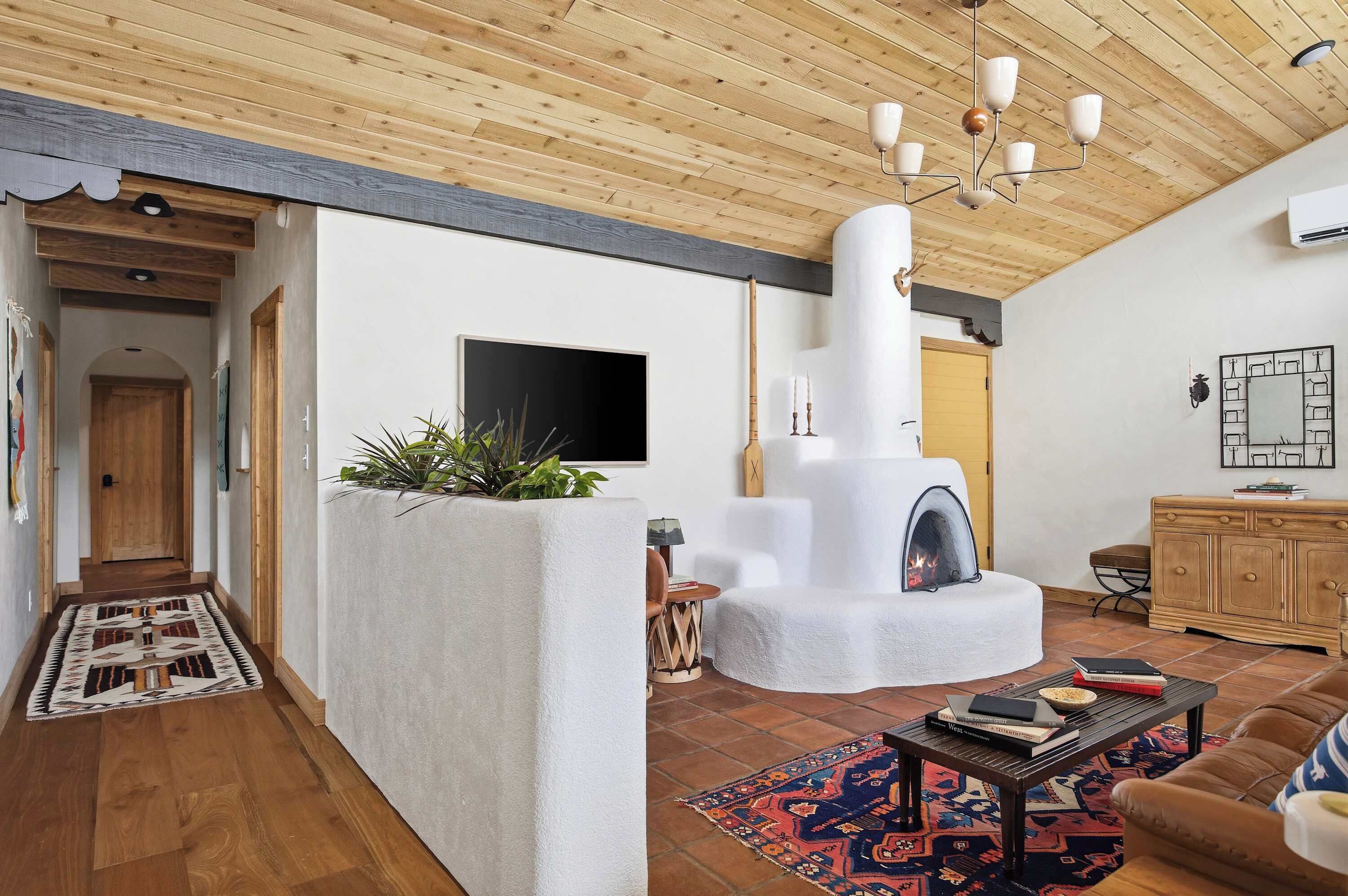 TV, fireplace