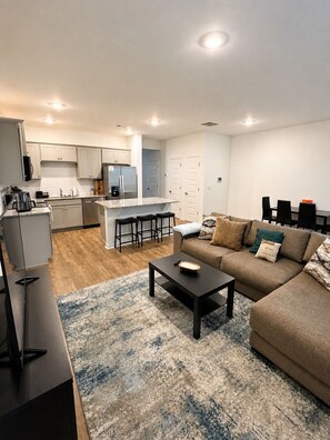 Living area - 3BR Midway to Mercedes Benz Stadium & Truist Park w/ Garage + 2.5BA (Atlanta)