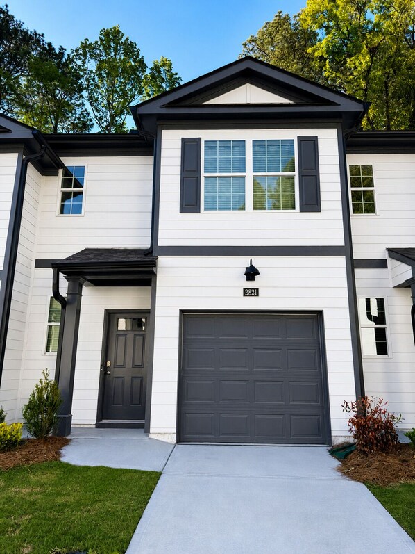 Exterior - 3BR Midway to Mercedes Benz Stadium & Truist Park w/ Garage + 2.5BA (Atlanta)