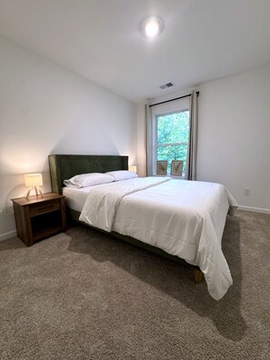 Room - 3BR Midway to Mercedes Benz Stadium & Truist Park w/ Garage + 2.5BA (Atlanta)
