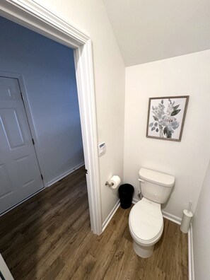 Bathroom - 3BR Midway to Mercedes Benz Stadium & Truist Park w/ Garage + 2.5BA (Atlanta)