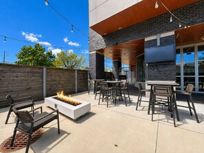 Outdoor dining - Bay View Designer 2BR · Best Location with Balcony, Gym, and Terrace · Sleeps 6 (Milwaukee)