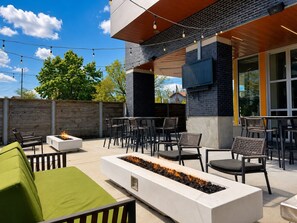 Outdoor dining - Bay View Designer 2BR · Best Location with Balcony, Gym, and Terrace · Sleeps 6 (Milwaukee)