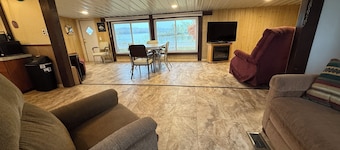 River’s Edge Retro: Cozy Slumber, Grand Views