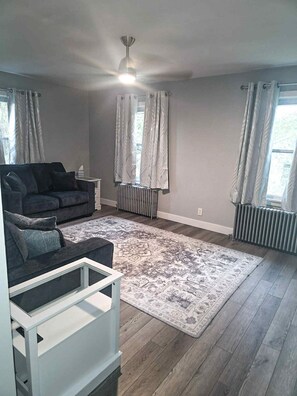 Living area - Serene 2-bedroom house with AC in charming Huntingdon (Huntingdon)