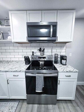 Private kitchen - Serene 2-bedroom house with AC in charming Huntingdon (Huntingdon)