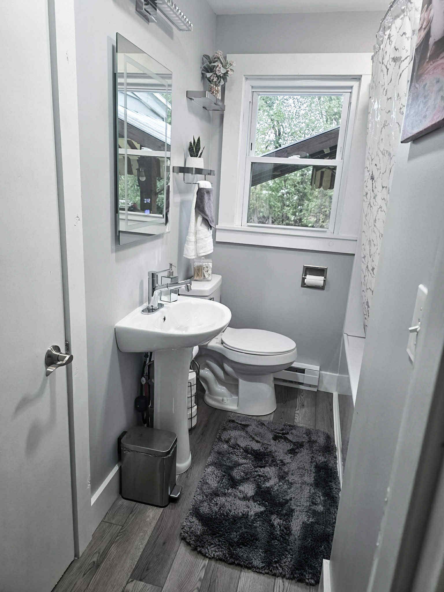Sèche-cheveux, serviettes fournies, savon, papier toilette
