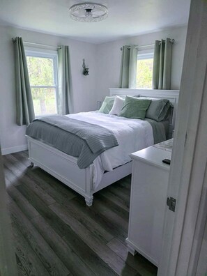 Room - Serene 2-bedroom house with AC in charming Huntingdon (Huntingdon)