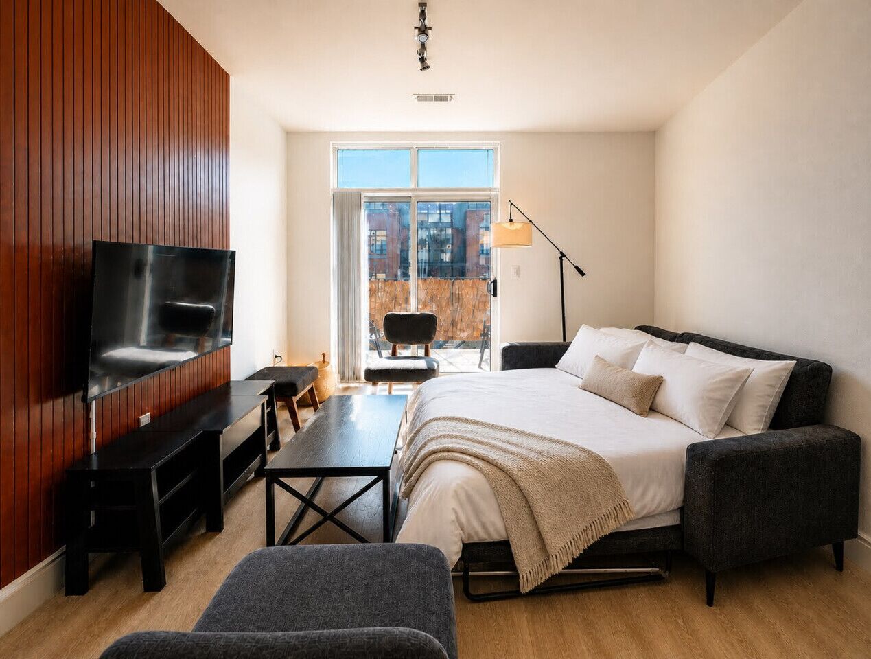 Iron/ironing board, WiFi, bed sheets
