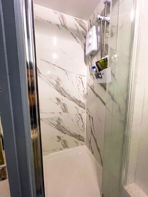 Bathroom - Large StudioFlat in heart of Camden market (London)