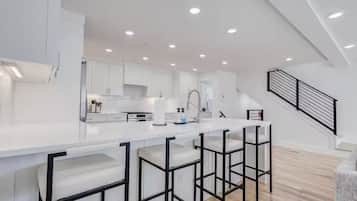 Deluxe Townhome, 3 Bedrooms | Private kitchen