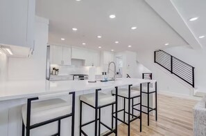 Deluxe Townhome, 3 Bedrooms | Private kitchen - Modern 3BR Townhome Deep Ellum Area (Dallas)