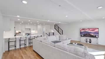 Deluxe Townhome, 3 Bedrooms | Living area