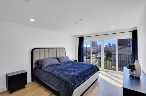 Modern 3BR Townhome Deep Ellum Area