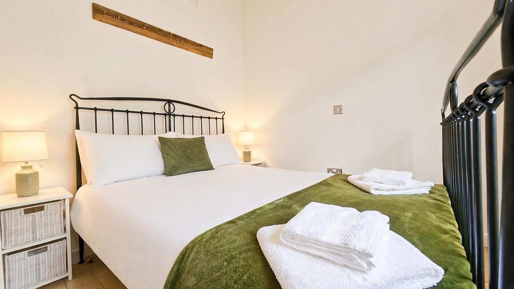 Iron/ironing board, WiFi, bed sheets