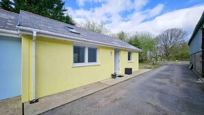 Exterior - Buttercup - 2 Bed Cottage - Red Forest Retreats (Neath)