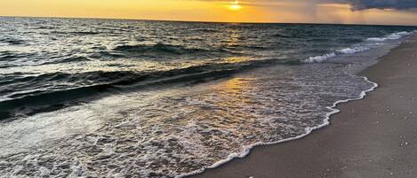 På stranden
