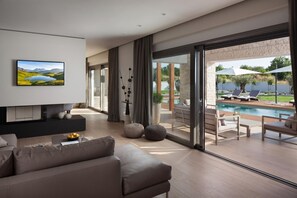 TV, fireplace - Villa Royal Green, Labin, Croatia (Labin)