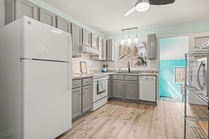 Wasserkocher mit Kaffee-/Teezubehör, Kühlschrank, Mikrowelle, Ofen