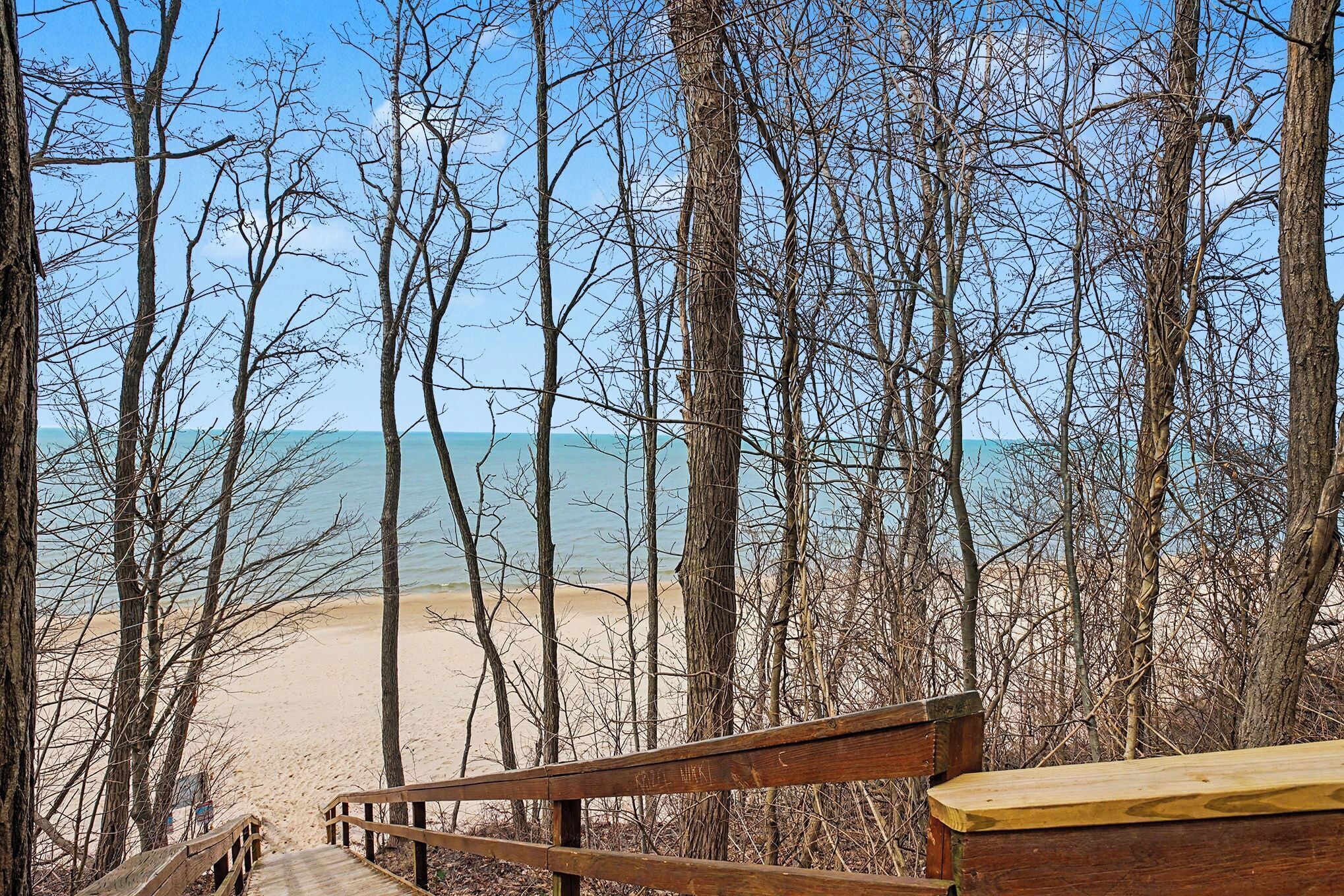 Beach nearby, sun-loungers, beach towels