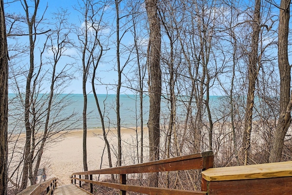 In Strandnähe, Liegestühle, Strandtücher