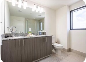 Bathroom - Charming  2-bedroom apartment in awesome Doral with AC and gym (Doral)