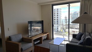 Appartement Standard, balcon | Aire de séjour | Téléviseur à écran plat de 55 po avec télévision numérique