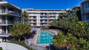 2 piscinas al aire libre, sombrillas, sillones reclinables de piscina