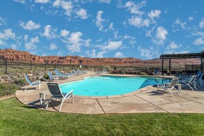 Una piscina al aire libre, una piscina climatizada