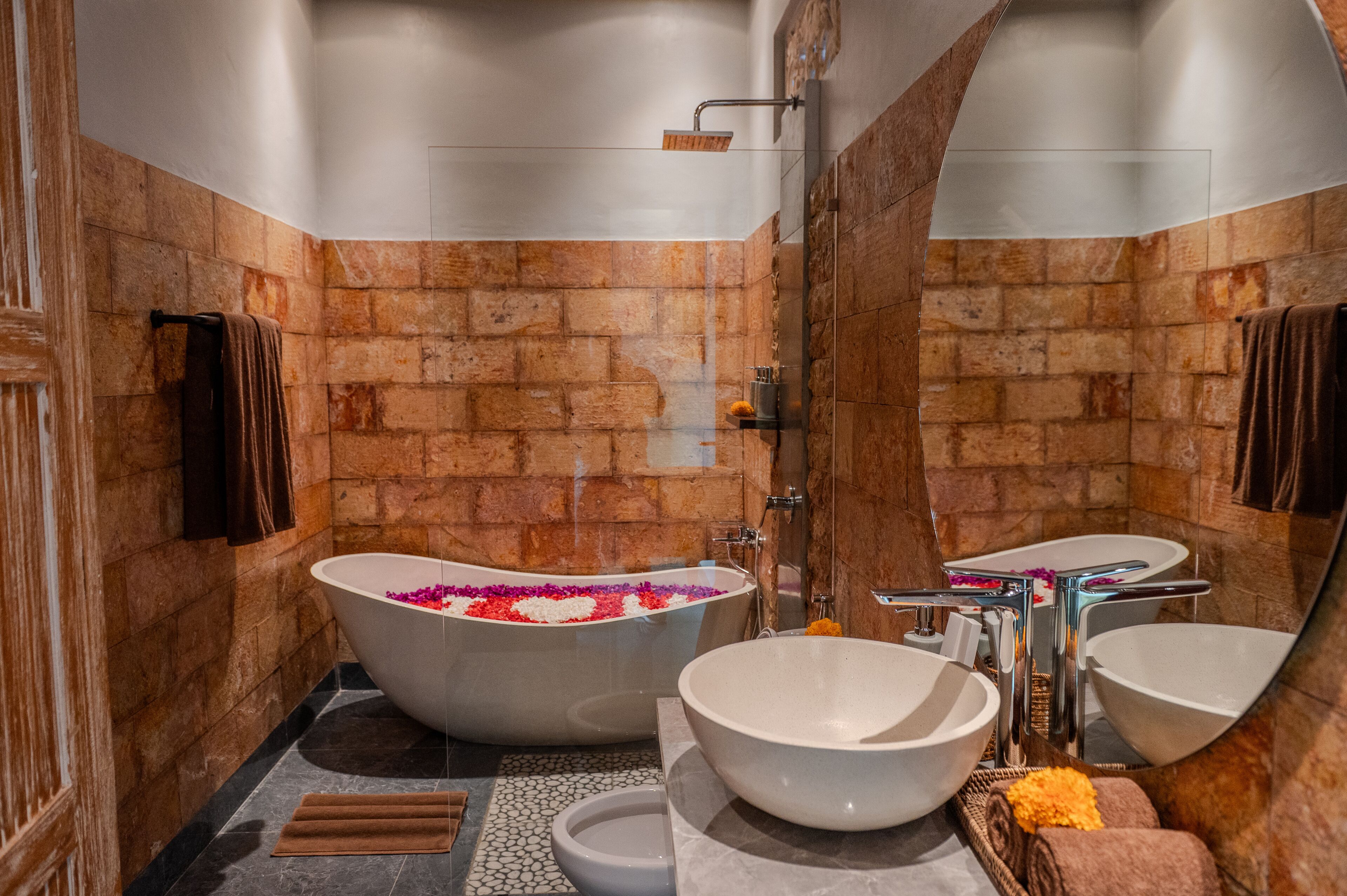 Villa, 1 habitación, alberca privada | Baño | Tina y regadera independientes y amenidades de baño gratuitas 