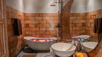 Villa, 1 habitación, alberca privada | Baño | Tina y regadera independientes y amenidades de baño gratuitas