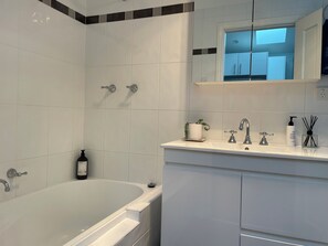 Dusche, Haartrockner, Handtücher, Seife
