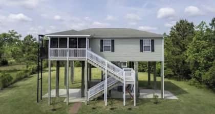 Tranquil 2-bedroom house with AC in Bay St. Louis. Close to Beach, casino.