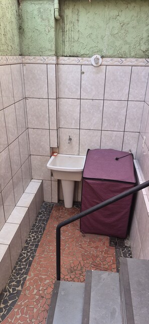 Shower, hair dryer, bidet, toilet paper - A complete and cozy house. Close to the historic center and the shopping mall. (São João del Rei)