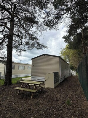 Outdoor dining - Forest Retreat Cabin in Ringwood (Ringwood)