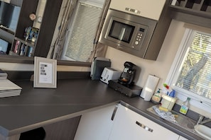 Fridge, microwave, oven, stovetop - Forest Retreat Cabin in Ringwood (Ringwood)