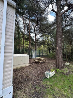 Outdoor dining - Forest Retreat Cabin in Ringwood (Ringwood)
