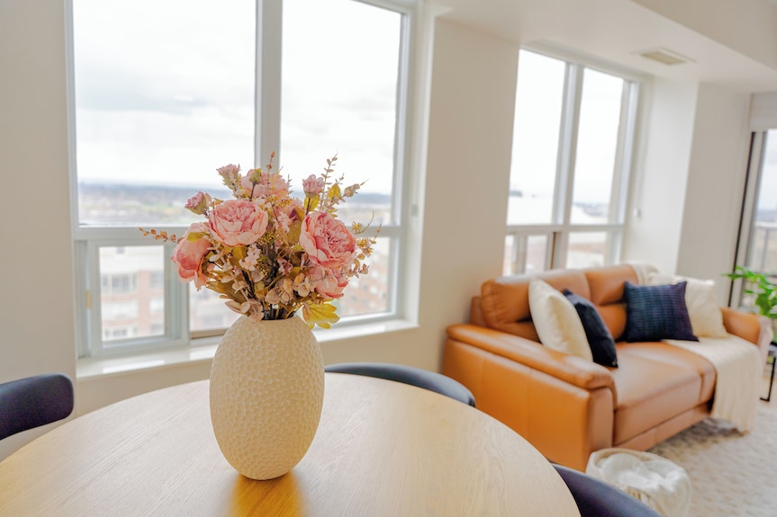 Luxury 2br Condo Skyline Views Balcony Near Square One - Toronto