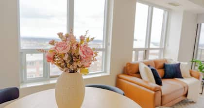 Luxury 2BR Condo • Skyline Views • Balcony • Near Square One