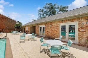 Outdoor dining - Cozy, dog-friendly townhome close to the Galleria & minutes to NRG (Houston)