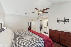 Room - Cozy, dog-friendly townhome close to the Galleria & minutes to NRG (Houston)