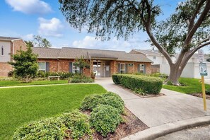 Exterior - Cozy, dog-friendly townhome close to the Galleria & minutes to NRG (Houston)