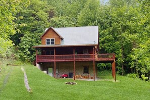 Exterior - Private log house on 63 acres, riverfront, fireplace, pool table, gameroom, AC (Bryson City)
