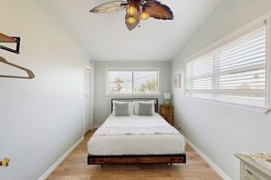 Iron/ironing board, Internet, bed sheets